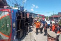 Petugas Gabungan melakukan evakuasi korban kecelakaan (foto Tribun Padang)