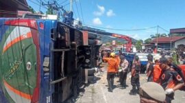 Petugas Gabungan melakukan evakuasi korban kecelakaan (foto Tribun Padang)