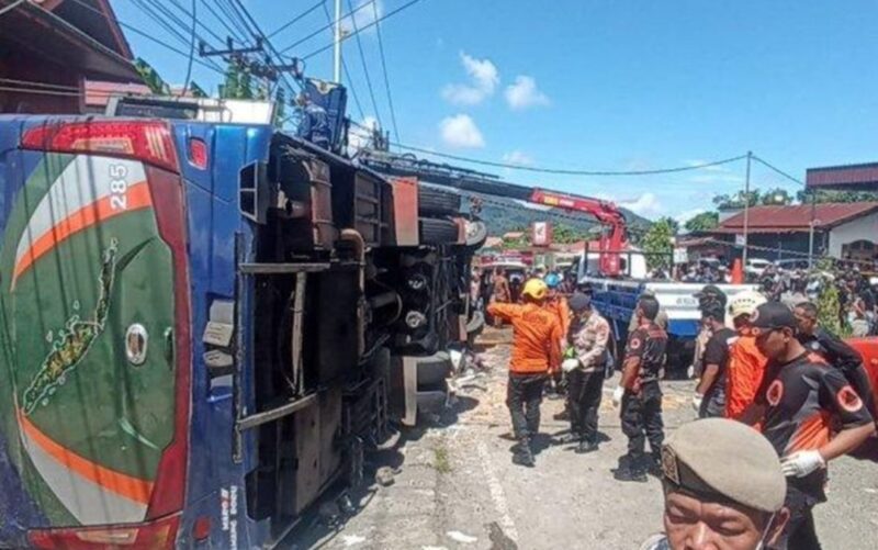 Petugas Gabungan melakukan evakuasi korban kecelakaan (foto Tribun Padang)