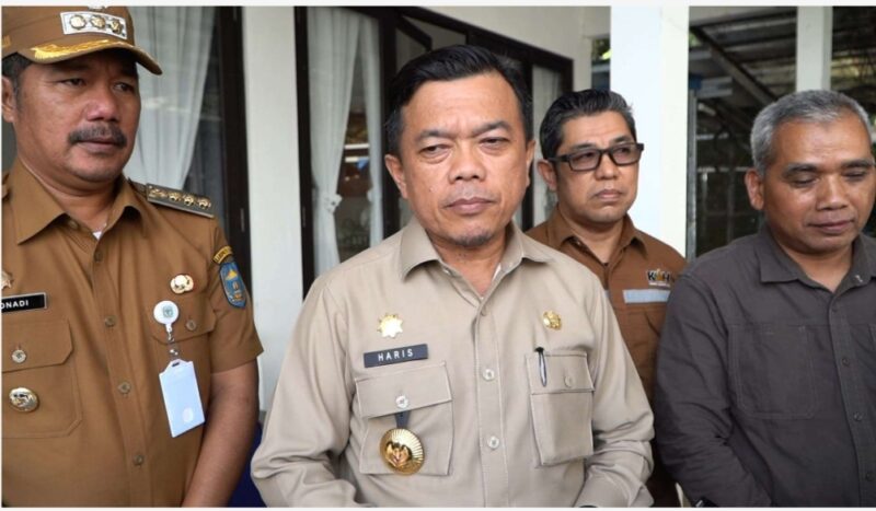 Gubernur Jambi bersama Bupati Kerinci dan Humas PLTA Kerinci 