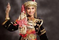 Busana adat perempuan Kerinci , penutup kepala khas yaitu Kulok