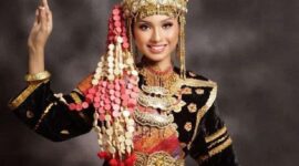 Busana adat perempuan Kerinci , penutup kepala khas yaitu Kulok