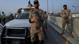 Tentara paramiliter Pakistan siaga di pelabuhan Karachi saat ketegangan militer dengan India meningkat (Associated Press)
