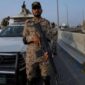 Tentara paramiliter Pakistan siaga di pelabuhan Karachi saat ketegangan militer dengan India meningkat (Associated Press)
