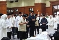 Presiden Prabowo Subianto melayat jenazah mantan Wagub Jakarta 1984-1987 yang juga mantan Ketum IPSI, Eddie Marjoeki Nalapraya (Kurniawan F/detikcom)