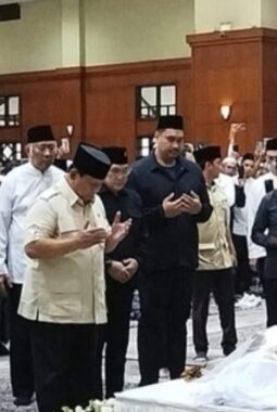Prabowo Melayat Jenazah Eks Wagub DKI Eddie Nalapraya di Padepokan Silat TMII