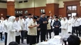 Presiden Prabowo Subianto melayat jenazah mantan Wagub Jakarta 1984-1987 yang juga mantan Ketum IPSI, Eddie Marjoeki Nalapraya (Kurniawan F/detikcom)