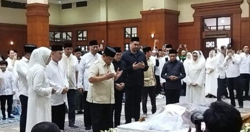 Presiden Prabowo Subianto melayat jenazah mantan Wagub Jakarta 1984-1987 yang juga mantan Ketum IPSI, Eddie Marjoeki Nalapraya (Kurniawan F/detikcom)