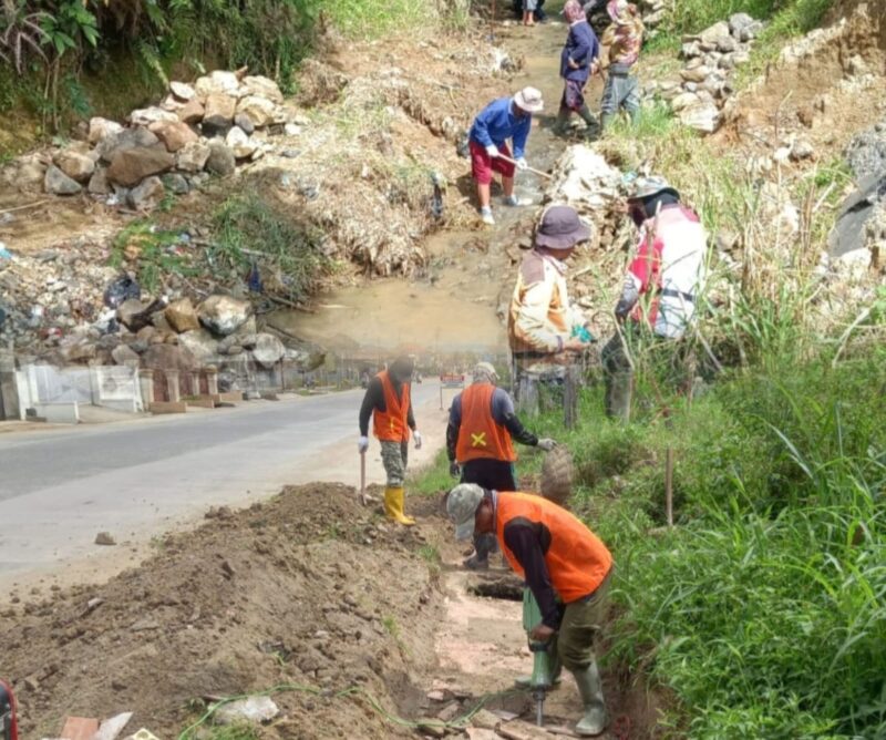 Perbaikan Drainase dan Jalan Longsor oleh PUPR Kota Sungai Penuh