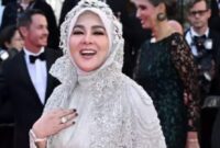 Gaya mewah Syahrini melenggang di red carpet Festival Film Cannes 2025 di Prancis. (Instagram @princessyahrini/Gettyimages/Stephane Cardinale-Corbis)