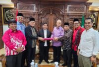 Penyerahan wakaf untuk STKIP Muhammadiyah Sungai Penuh di Jakarta.
Muradi Darmansyah  bersama Buya Anwar Abbas dan Mahli Zainudin Tago