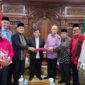 Penyerahan wakaf untuk STKIP Muhammadiyah Sungai Penuh di Jakarta.
Muradi Darmansyah  bersama Buya Anwar Abbas dan Mahli Zainudin Tago