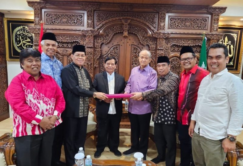 Penyerahan wakaf untuk STKIP Muhammadiyah Sungai Penuh di Jakarta.
Muradi Darmansyah  bersama Buya Anwar Abbas dan Mahli Zainudin Tago