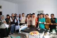 Wawako Azhar dan Sekda Alpian foto bersama panitia dan peserta sunatan massal MINKER-JS ke-12.