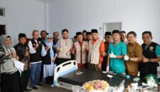 Wawako Azhar dan Sekda Alpian foto bersama panitia dan peserta sunatan massal MINKER-JS ke-12.