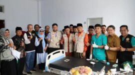 Wawako Azhar dan Sekda Alpian foto bersama panitia dan peserta sunatan massal MINKER-JS ke-12.