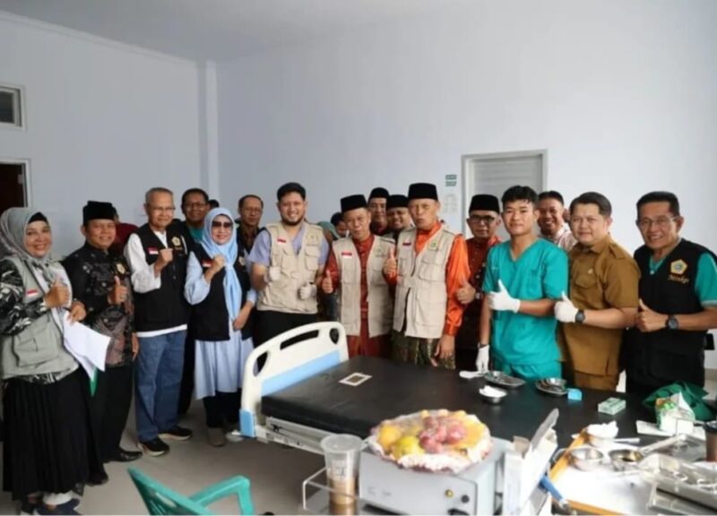Wawako Azhar dan Sekda Alpian foto bersama panitia dan peserta sunatan massal MINKER-JS ke-12.