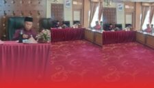 Sekretaris Daerah Alpian memberikan arahan dalam rapat penanganan stunting.