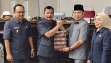 Bupati Kerinci, Monadi, saat menyampaikan pidato perubahan KUA-PPAS Tahun Anggaran 2025 dalam Rapat Paripurna DPRD