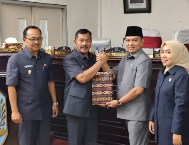 Bupati Kerinci, Monadi, saat menyampaikan pidato perubahan KUA-PPAS Tahun Anggaran 2025 dalam Rapat Paripurna DPRD