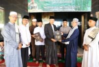 Wawako Azhar Hamzah, menyerahkan simbolis bantuan 50 mushaf Al-Qur'an dari Panglima TNI kepada pengurus Masjid Alimin Ar-Rasyid,