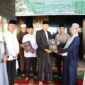 Wawako Azhar Hamzah, menyerahkan simbolis bantuan 50 mushaf Al-Qur'an dari Panglima TNI kepada pengurus Masjid Alimin Ar-Rasyid,