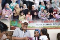 Wako Alfin dalam kegiatan menyapa ramah  para orang tua serta  juga ikut membagikan minuman sehat kepada anak-anak yang ikut dalam pemeriksaan menyaksikan langsung audit stunting balita.
