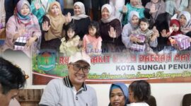 Wako Alfin dalam kegiatan menyapa ramah  para orang tua serta  juga ikut membagikan minuman sehat kepada anak-anak yang ikut dalam pemeriksaan menyaksikan langsung audit stunting balita.

