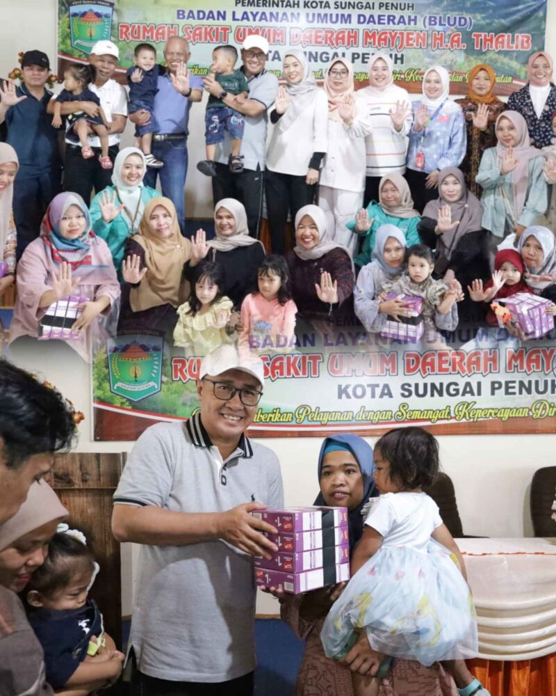 Wako Alfin dalam kegiatan menyapa ramah  para orang tua serta  juga ikut membagikan minuman sehat kepada anak-anak yang ikut dalam pemeriksaan menyaksikan langsung audit stunting balita.
