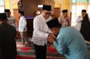 Wako Alfin bersalaman dengan jamaah usai Sholat Jumat di Masjid Jannatul Ma’wa.