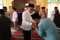 Wako Alfin bersalaman dengan jamaah usai Sholat Jumat di Masjid Jannatul Ma’wa.
