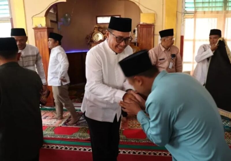 Wako Alfin bersalaman dengan jamaah usai Sholat Jumat di Masjid Jannatul Ma’wa.