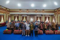 Wakil Wali Kota Sungai Penuh Azhar Hamzah saat membuka secara resmi Rapat Pleno TPAKD dan kegiatan Product Matching sektor pasar modal, Kamis (19/6), di Aula Kantor Wali Kota Sungai Penuh. (Foto: Humas Pemkot Sungai Penuh)