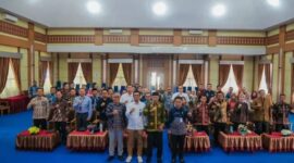 Wakil Wali Kota Sungai Penuh Azhar Hamzah saat membuka secara resmi Rapat Pleno TPAKD dan kegiatan Product Matching sektor pasar modal, Kamis (19/6), di Aula Kantor Wali Kota Sungai Penuh. (Foto: Humas Pemkot Sungai Penuh)