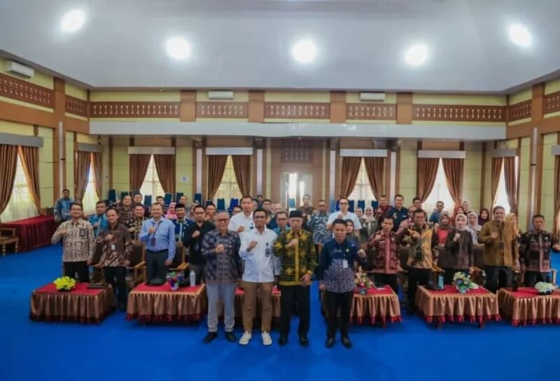 Wakil Wali Kota Sungai Penuh Azhar Hamzah saat membuka secara resmi Rapat Pleno TPAKD dan kegiatan Product Matching sektor pasar modal, Kamis (19/6), di Aula Kantor Wali Kota Sungai Penuh. (Foto: Humas Pemkot Sungai Penuh)