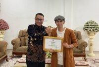 Giffari Halika Utama (Fori) saat menerima penghargaan Pemuda Pelopor Desa 2025 Tingkat Kota Sungai Penuh, bidang Ekonomi Digital