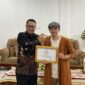 Giffari Halika Utama (Fori) saat menerima penghargaan Pemuda Pelopor Desa 2025 Tingkat Kota Sungai Penuh, bidang Ekonomi Digital