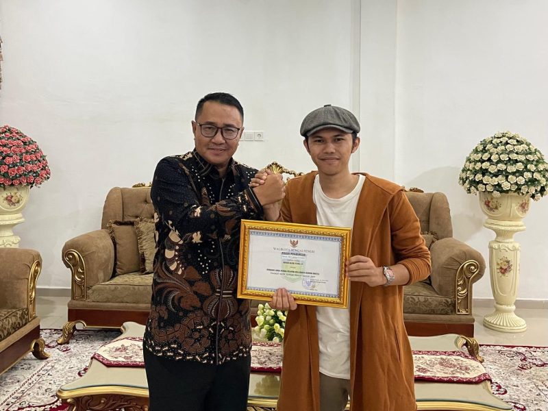 Giffari Halika Utama (Fori) saat menerima penghargaan Pemuda Pelopor Desa 2025 Tingkat Kota Sungai Penuh, bidang Ekonomi Digital