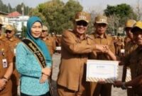 Walikota Alfin Memberi Penghargaan Kepada Kepala Dinas Kominfo