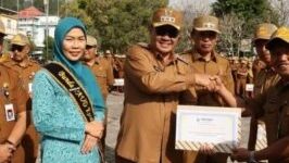 Walikota Alfin Memberi Penghargaan Kepada Kepala Dinas Kominfo