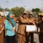 Walikota Alfin Memberi Penghargaan Kepada Kepala Dinas Kominfo