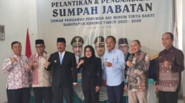 Bupati Kerinci H. Monadi bersama Maya Novefry Handayani dan jajaran usai pelantikan Dewan Pengawas PDAM Tirta Sakti.