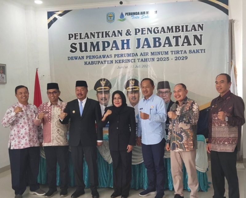 Bupati Kerinci H. Monadi bersama Maya Novefry Handayani dan jajaran usai pelantikan Dewan Pengawas PDAM Tirta Sakti.