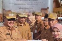 Wali Kota Sungai Penuh, Alfin, S.H., menyerahkan piagam penghargaan kepada Kepala SMPN 8, Elna Hasmita, S.Pd., M.M., atas komitmen menjaga kebersihan