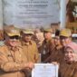 Wali Kota Sungai Penuh, Alfin, S.H., menyerahkan piagam penghargaan kepada Kepala SMPN 8, Elna Hasmita, S.Pd., M.M., atas komitmen menjaga kebersihan