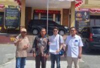 Rusdi bersama pendamping dan kuasa hukum di Polres Kerinci, saat melaporkan orang tua korban sunat laser, Rabu (15/7/2025)