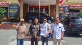 Rusdi bersama pendamping dan kuasa hukum di Polres Kerinci, saat melaporkan orang tua korban sunat laser, Rabu (15/7/2025)