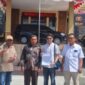 Rusdi bersama pendamping dan kuasa hukum di Polres Kerinci, saat melaporkan orang tua korban sunat laser, Rabu (15/7/2025)