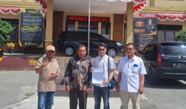 Rusdi bersama pendamping dan kuasa hukum di Polres Kerinci, saat melaporkan orang tua korban sunat laser, Rabu (15/7/2025)