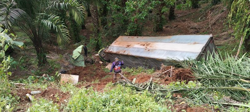 Truk tronton rem blong masuk jurang di Desa Bedeng 12, Batang Merangin.